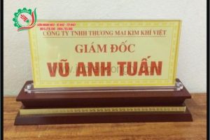 Biển Mica Trong Đế Gỗ
