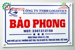 biển in uv ngược mica 4 ốc chân kính kt50x30cm