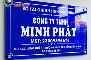 biển in uv trên mica xanh tím kt 50x30cm