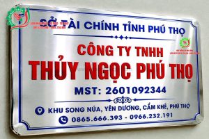 biển inox ăn mòn trắng xước chân cao 2cm kt50x30cm