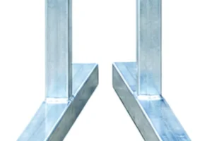 Cận cảnh chân sắt hộp của biển Cảnh báo khu vực đang thi công, hai chân đế chữ T