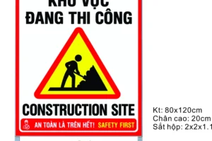 Biển Cảnh báo khu vực đang thi công Construction site, hình người xúc đất, nền trắng viền đỏ, 80x120cm trên chân sắt hộp
