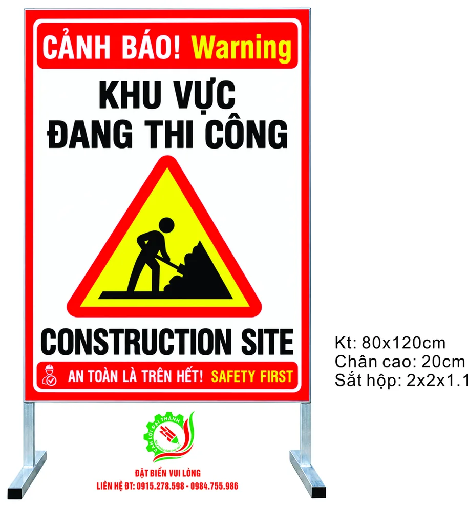 Biển Cảnh báo khu vực đang thi công Construction site, hình người xúc đất, nền trắng viền đỏ, 80x120cm trên chân sắt hộp