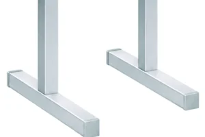 Cận cảnh chân sắt hộp của biển Chú ý cẩn thận dễ ngã, hai chân đế chữ T