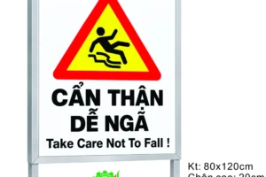 Biển Chú ý cẩn thận dễ ngã Take care not to fall, tam giác vàng viền đỏ hình người trượt ngã, 80x120cm trên chân sắt hộp