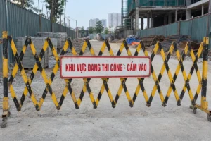 Biển gắn hàng rào công trình dạng rào xếp vàng đen, bảng trắng viền đỏ chữ Khu vực đang thi công - Cấm vào