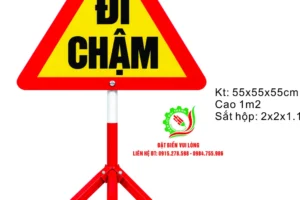 Biển tam giác Đi chậm chữ đen nền vàng viền đỏ, 55x55x55cm trên chân ba chạc sơn đỏ, bản 1