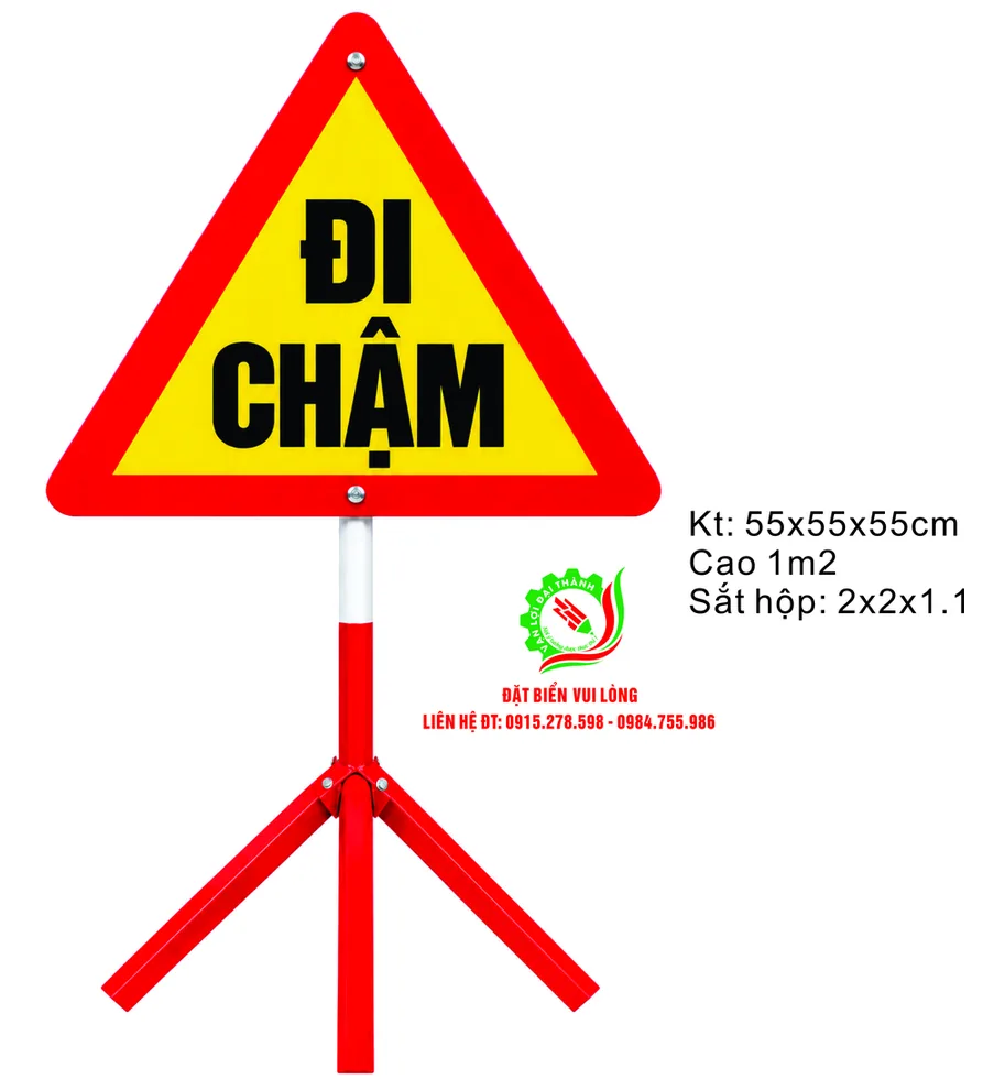 Biển tam giác Đi chậm chữ đen nền vàng viền đỏ, 55x55x55cm trên chân ba chạc sơn đỏ, bản 1