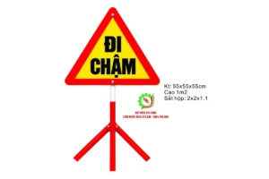 Biển tam giác Đi chậm chữ đen nền vàng viền đỏ, 55x55x55cm trên chân ba chạc sơn đỏ, bản 1