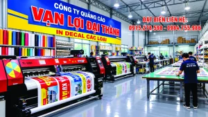 In decal các loại: khu máy in cuộn, cuộn decal nhiều màu và bàn thao tác trong xưởng