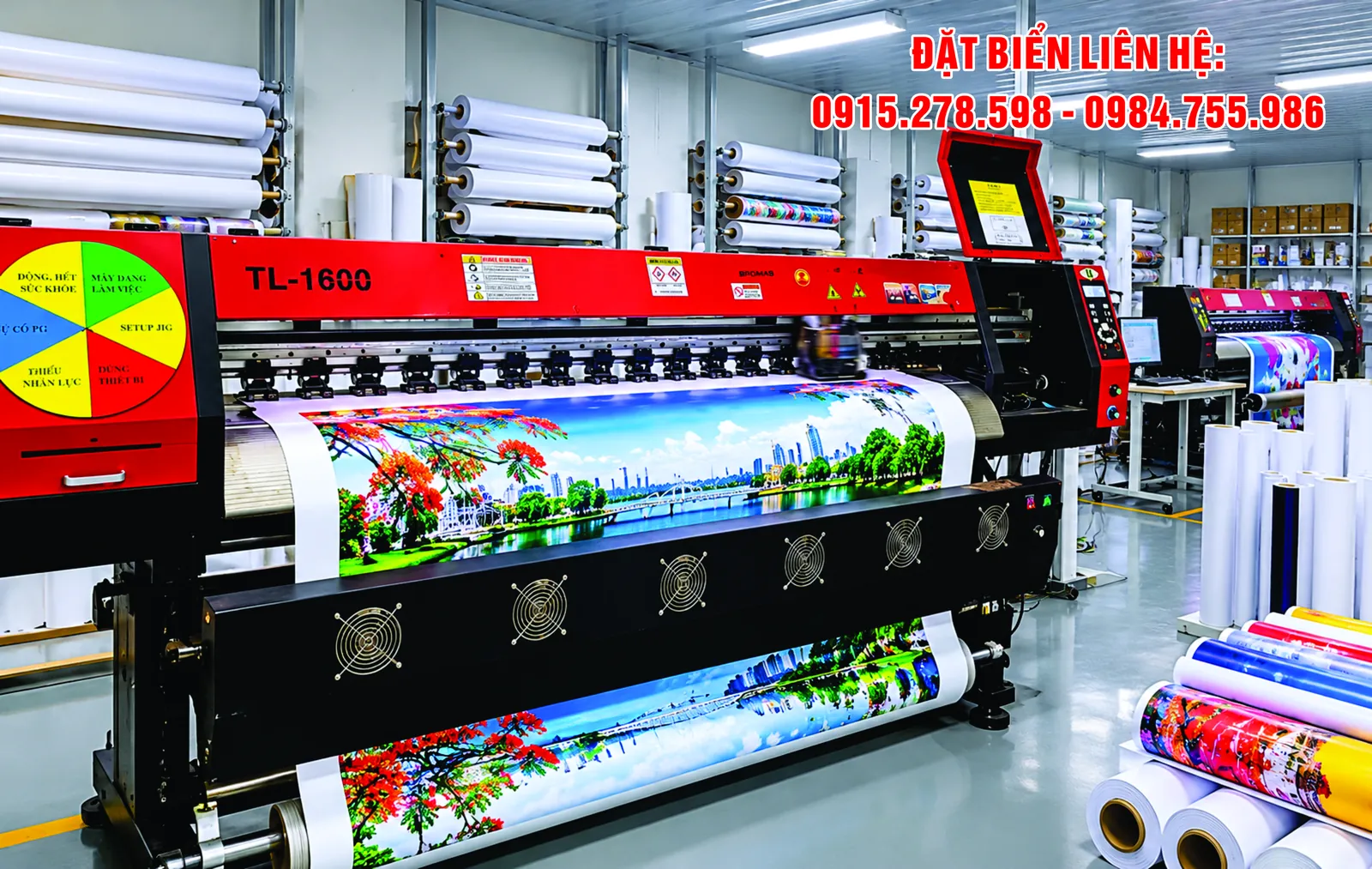 Xưởng in decal: máy in cuộn đang in hình phong cảnh trên cuộn decal
