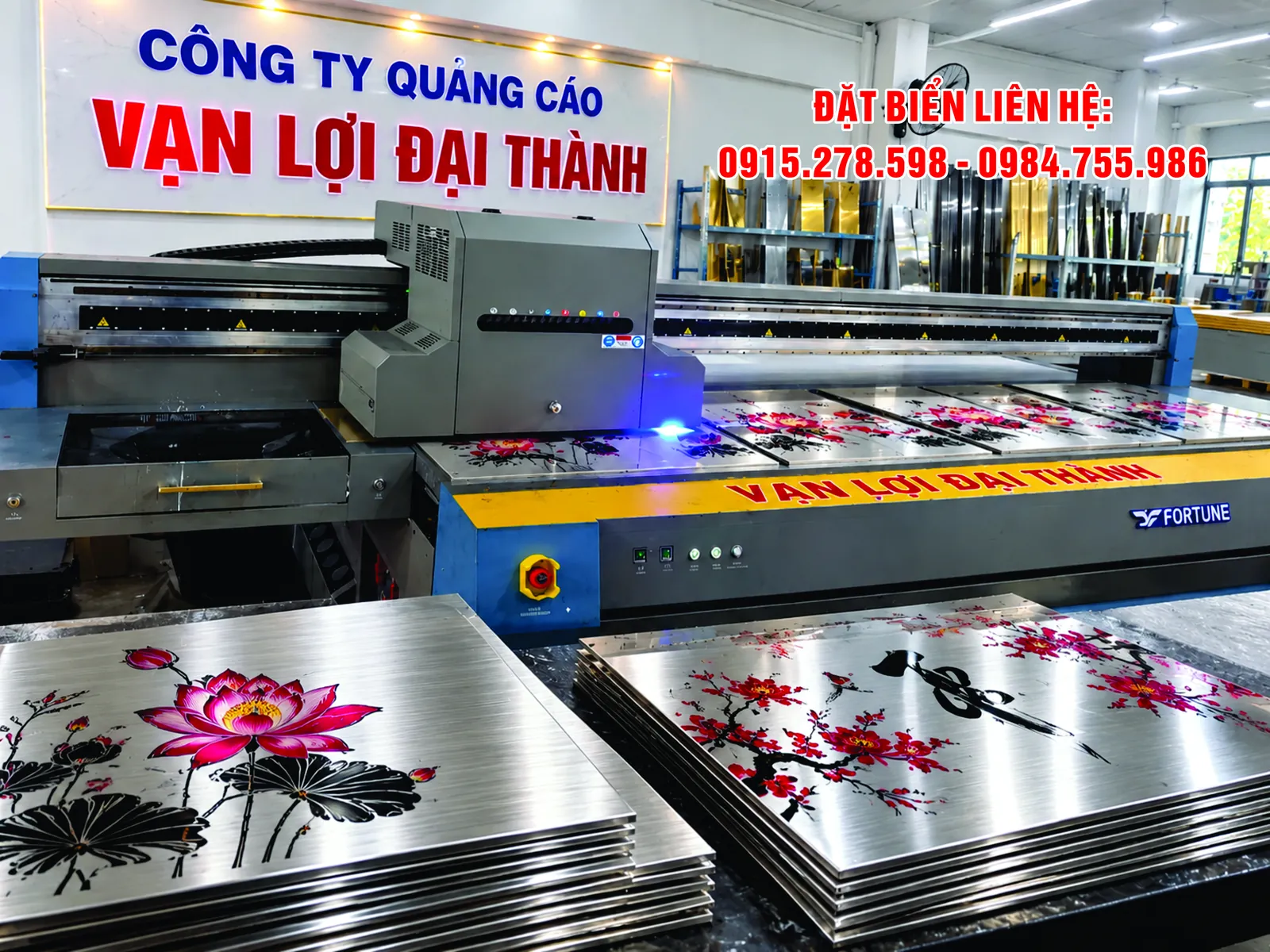 In UV trên inox bạc xước: tấm inox xước in hoa sen và cành hoa