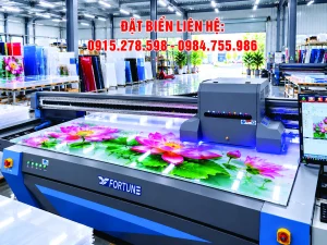 In UV trên mica trong: hình hoa sen in trên tấm mica đặt trên bàn máy in UV phẳng
