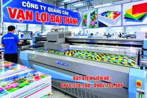 In UV trên nhựa: máy in UV phẳng đang in tấm có họa tiết vàng đen, nhân viên vận hành tại máy tính