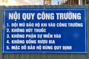 Biển nội quy công trường nền xanh dương chữ trắng ghi 5 điều, bắt vít lên tường rào tôn
